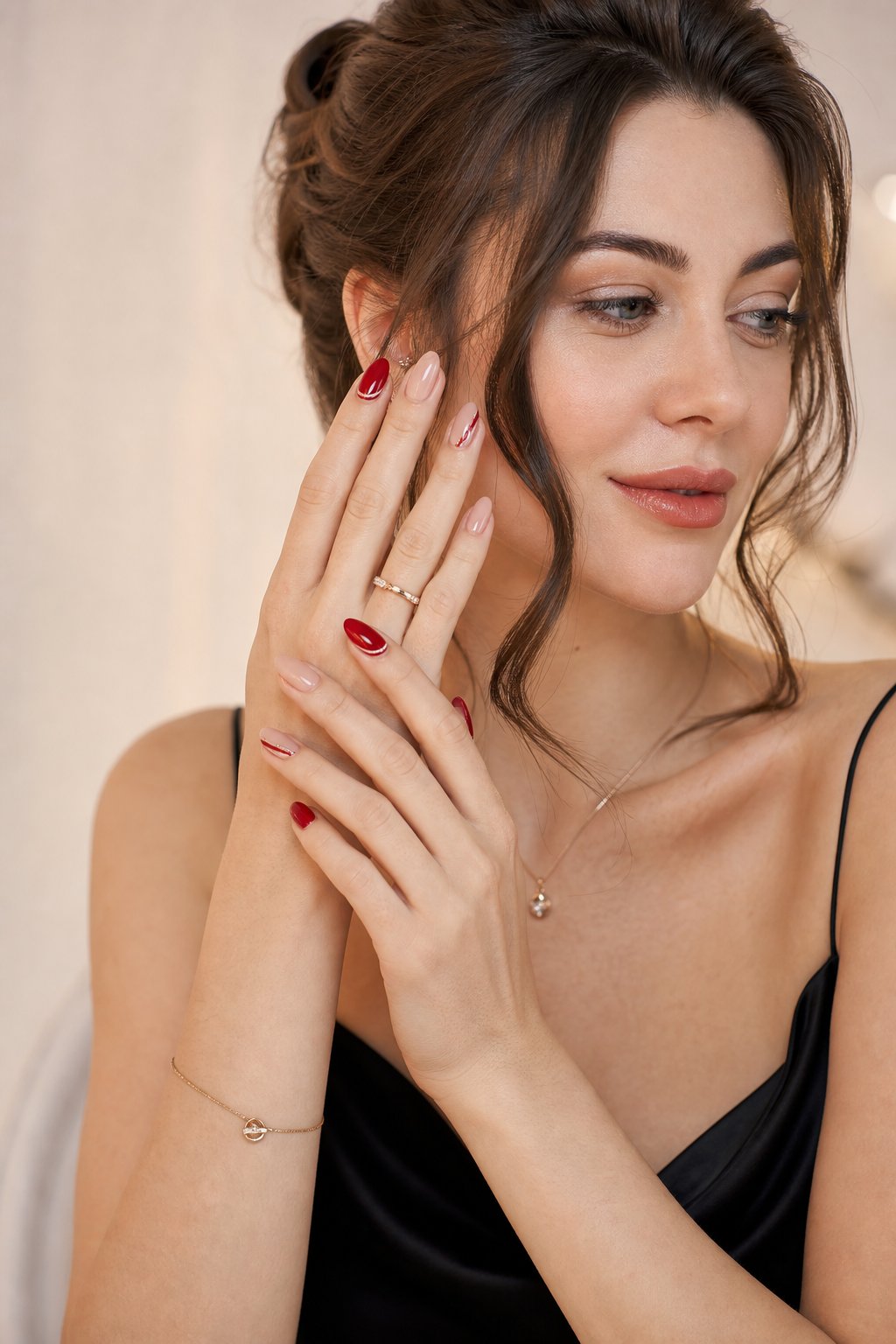 Modelo elegante com unhas vermelhas e nude feitas